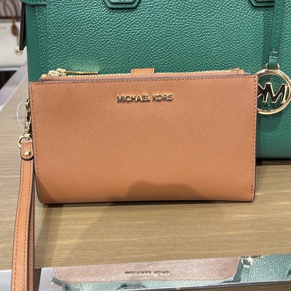 MICHAEL KORS LARGE DOUBLE ZIP WRISTLET WALLET PHONE CASE CLUTCH 
Luggage - Picture 15 of 16